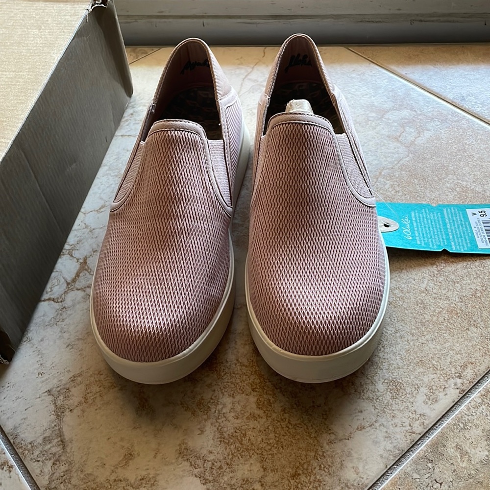 Olukai Ki’ihele Shoes Rose Dust size 9.5 NWT